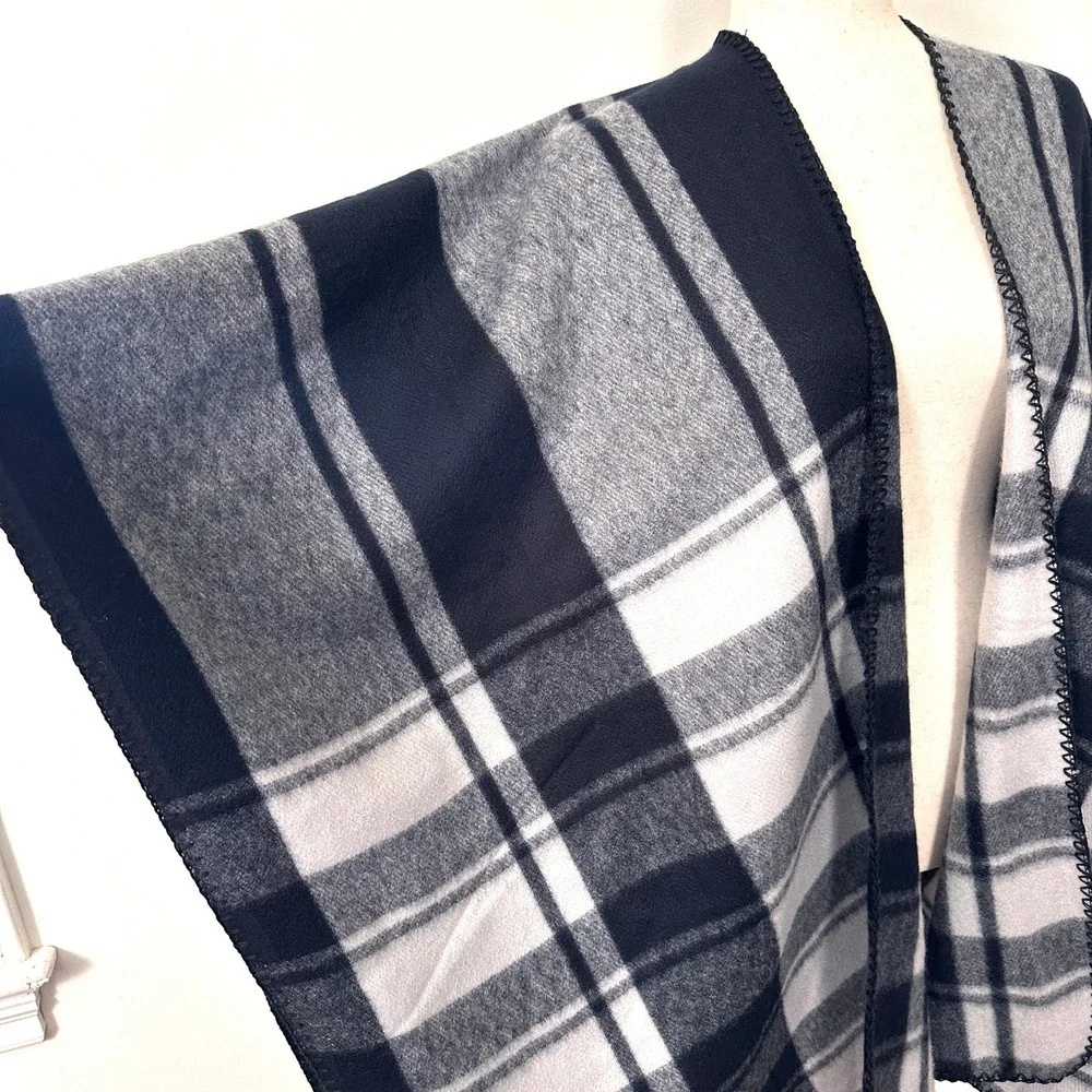 Woolrich Plaid Poncho Wrap Black Grey White Blanket Stitch OS Cabincore Cozy